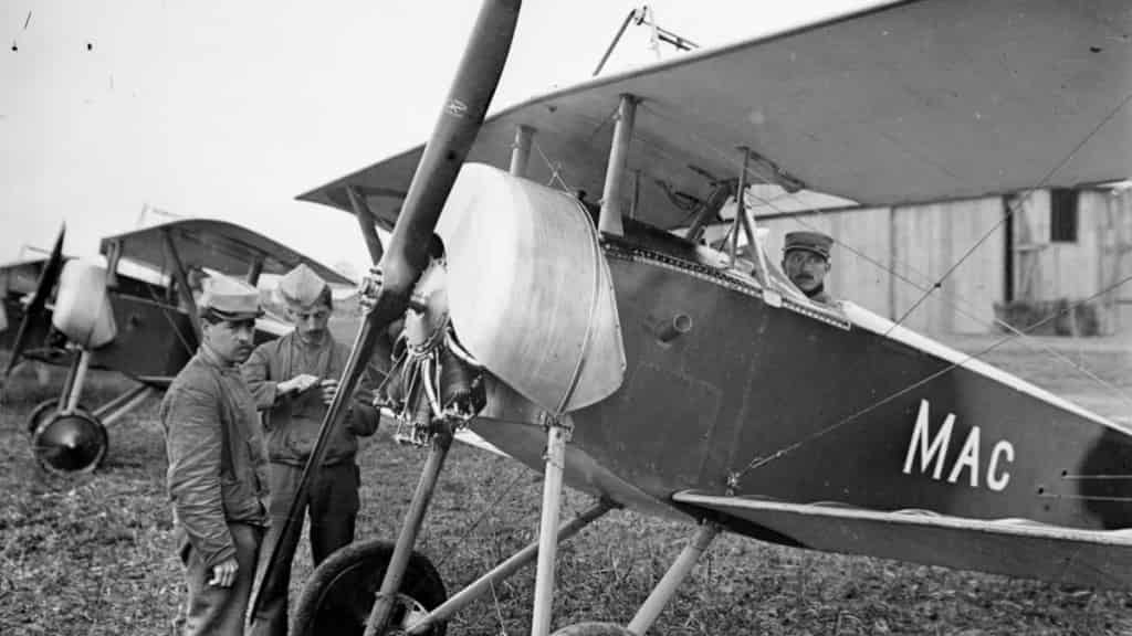 Механики из эскадрильи N124 Военной авиации Франции у истребителей Ньюпор 11С.1 – аэродром Люксёй-ле-Бен<br />(Luxeuil-les-Bains, Бургундия – Франш-Конте, запад Франции). Снято в мае 1916 г.